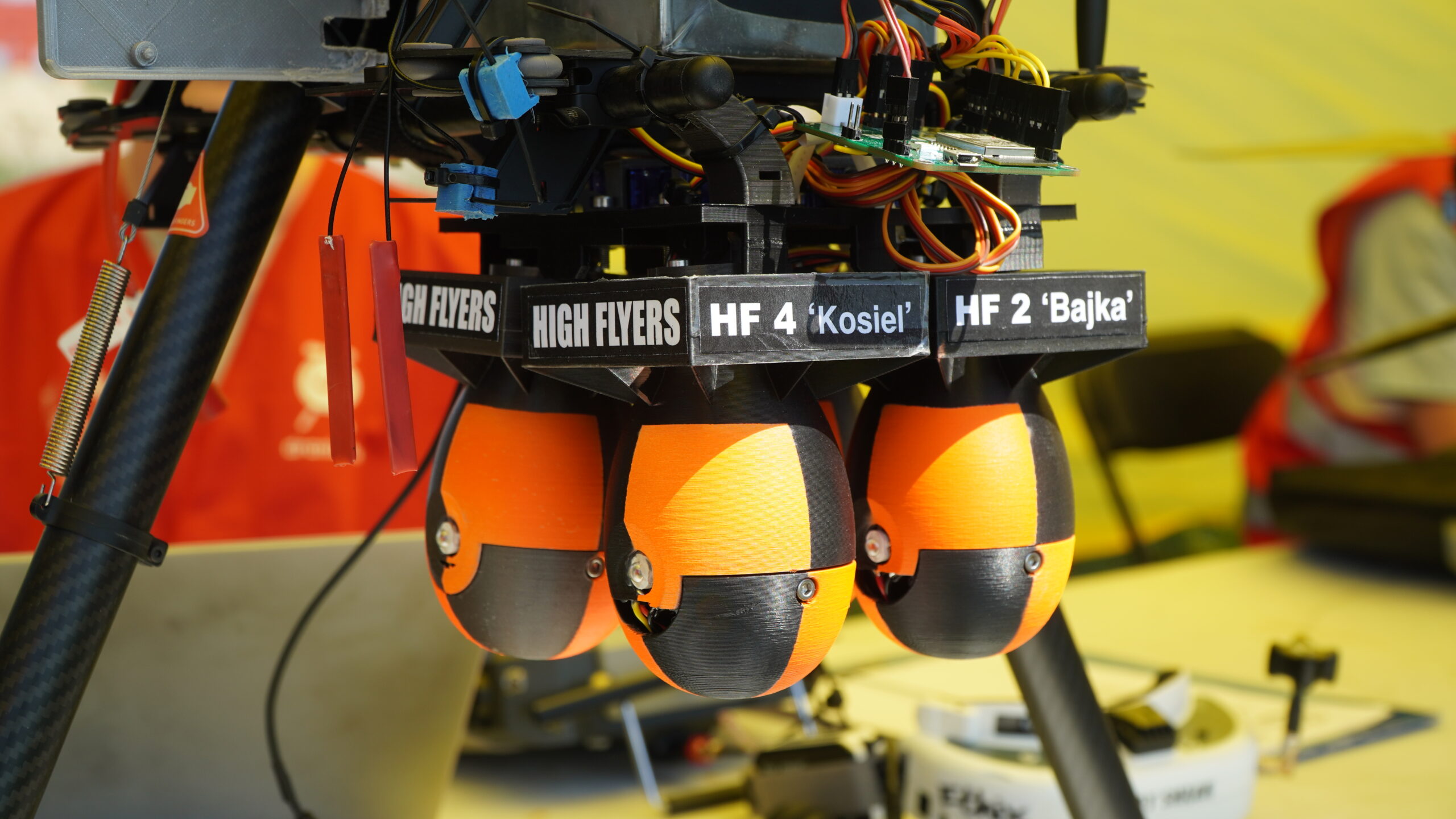 Świetlne bikony podczepione pod drona zwycięskiego zespołu High Flyers z Politechniki Śląskiej